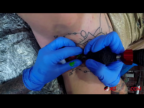 ❤️ Sully Savage mai tsananin jarfa ta yi tattoo a kan kwarin ta ❤❌ Ingantacciyar iskanci
